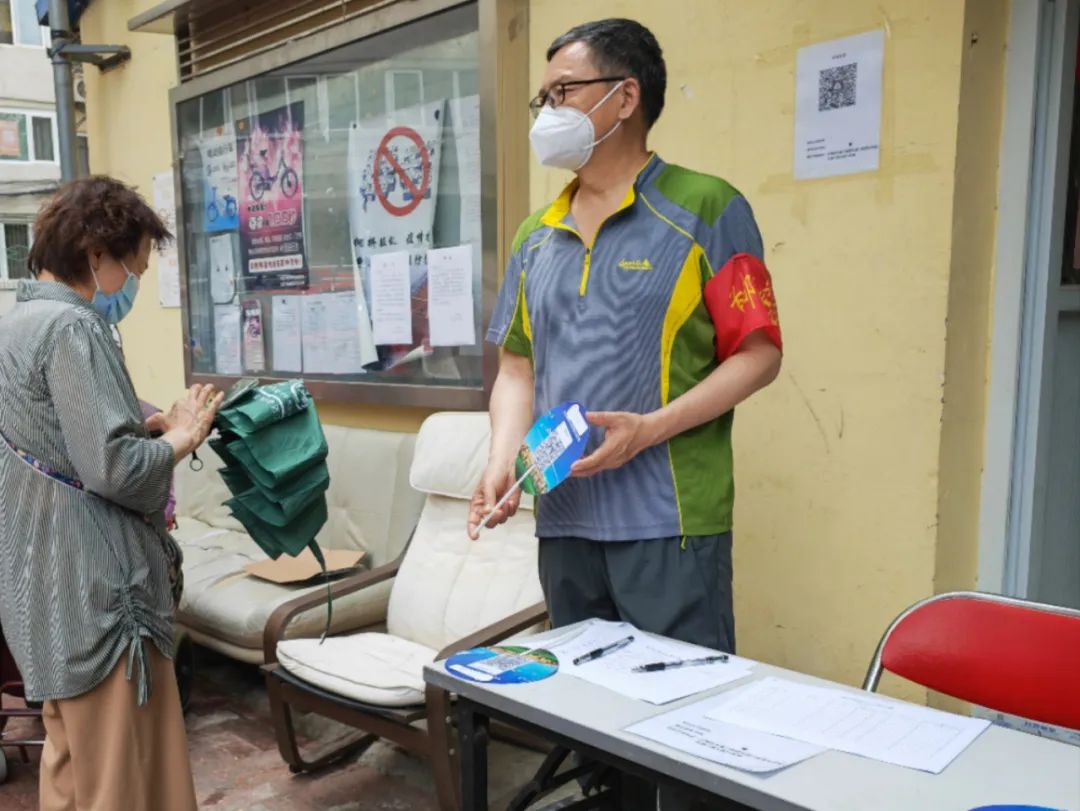 东城防疫卡口“守门人”：用坚守筑牢社区“平安线”