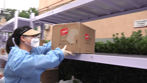 原地上岗，封管控小区里的居民自愿组成志愿者队伍