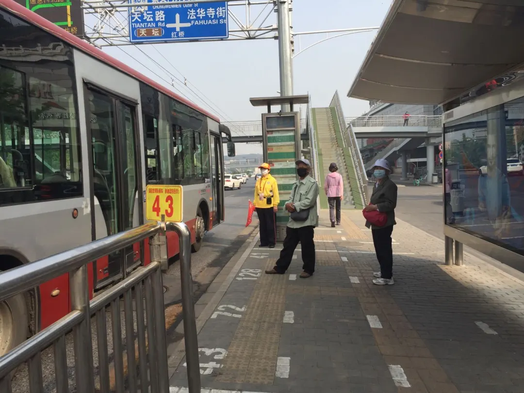 东城区公共文明引导员“五一”期间开展假日志愿服务活动