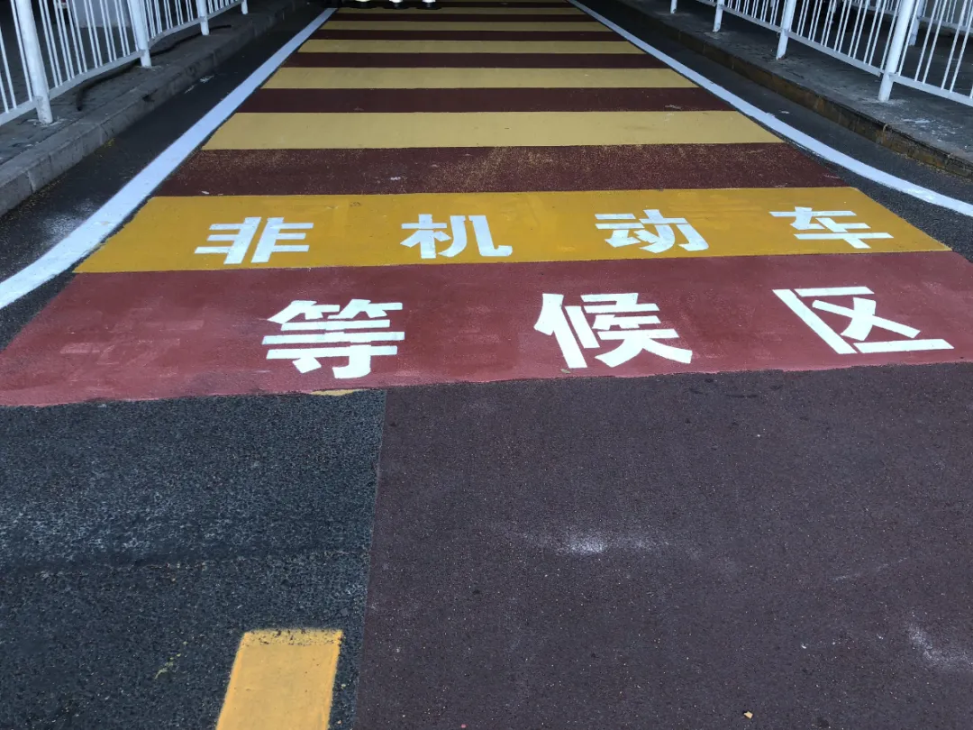 首都交警护出行 朝阳双桥桥下非机动车“斑马线”首次亮相