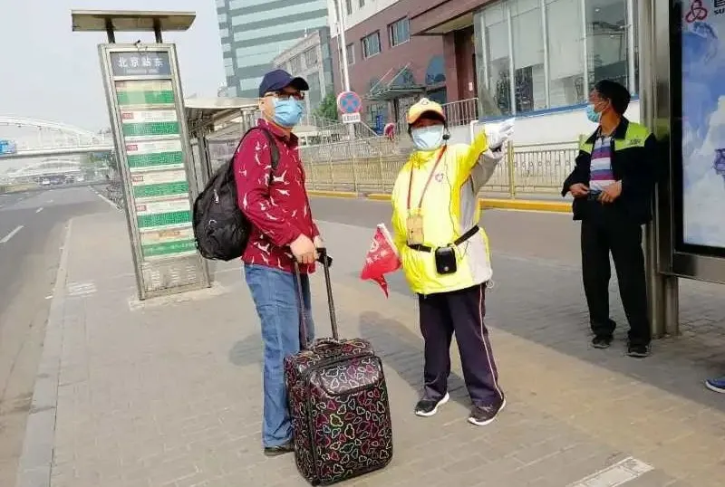 东城区公共文明引导员“五一”期间开展假日志愿服务活动