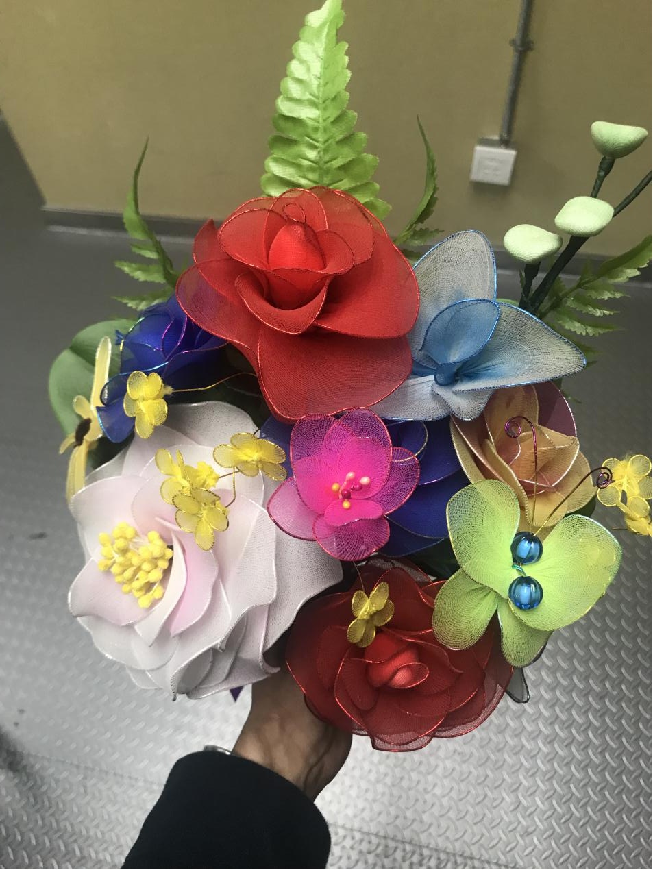 丰台区残疾人的丝网花装点了冬残奥会闭幕式志愿者花束