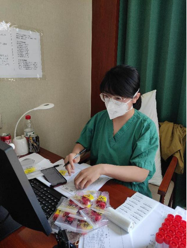 把党旗插在战疫一线