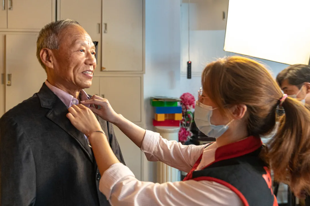 老兵拍摄生日照与祖国共庆生