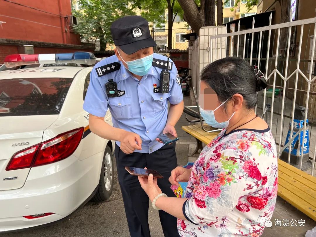 老人绕着社区民警走为哪般？原来……