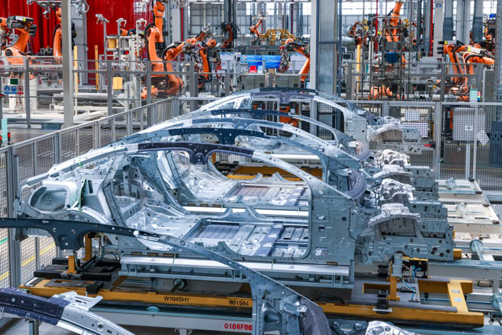 北京奔驰新能源高端车型EQE在顺义下线