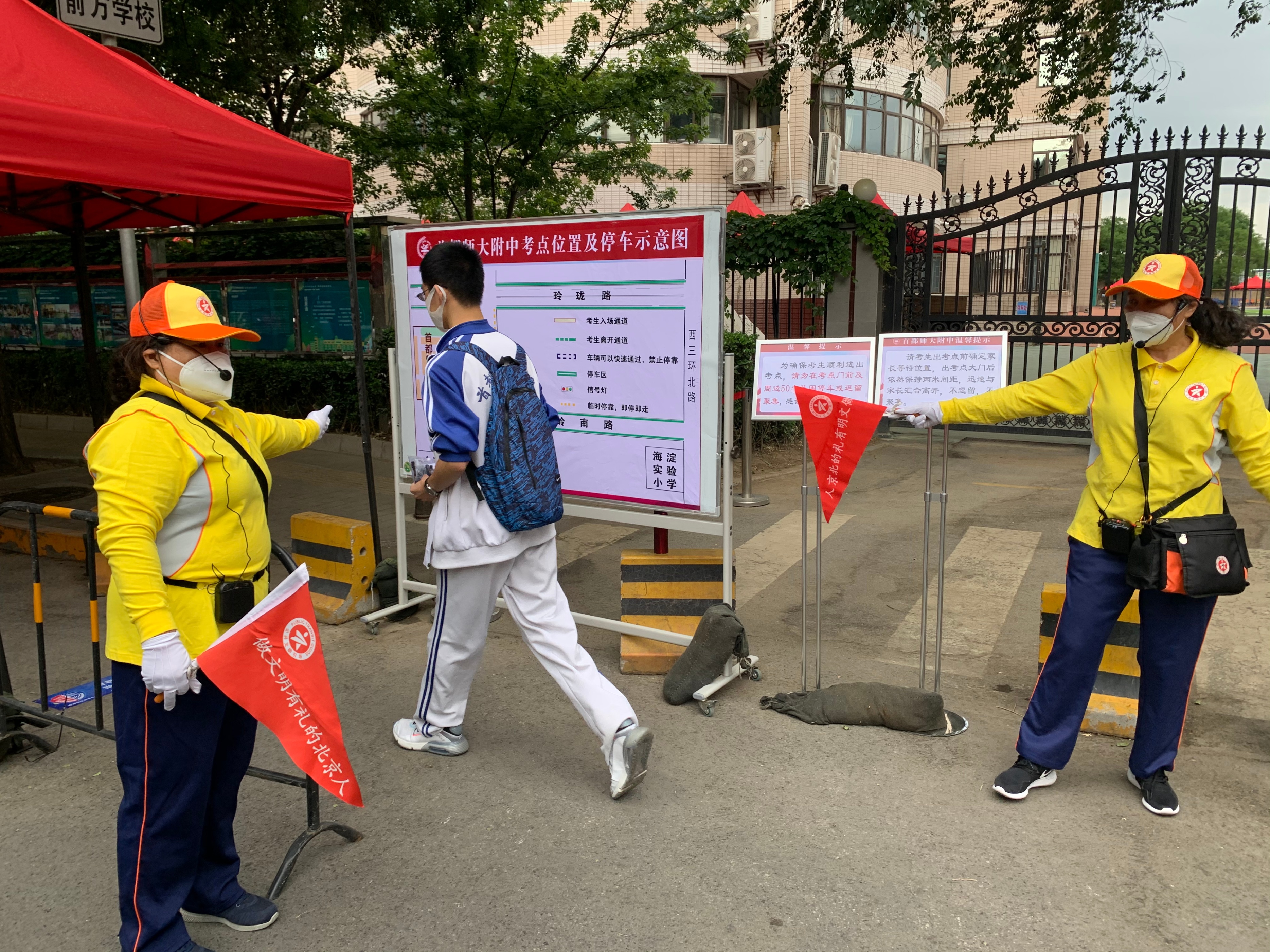 高宝来爱民服务岗：“青春蓝”为考生传递爱心力量