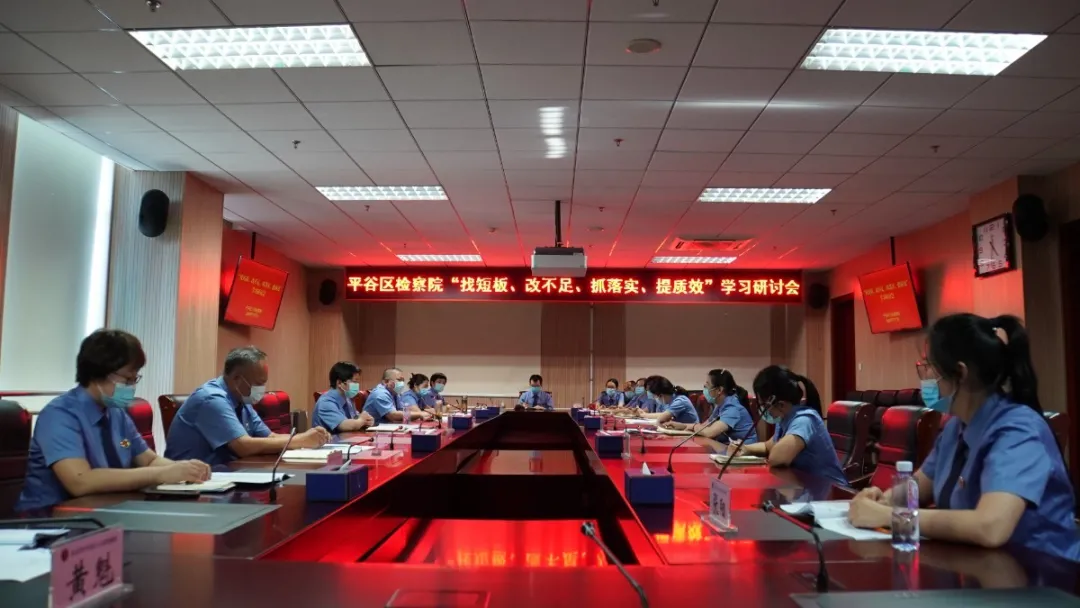 与时间赛跑，党旗在战疫一线高高飘扬！