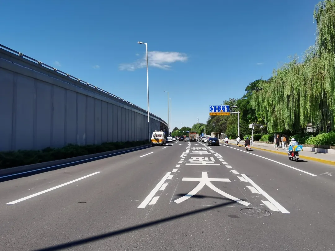 首都交警护出行 朝阳双桥桥下非机动车“斑马线”首次亮相