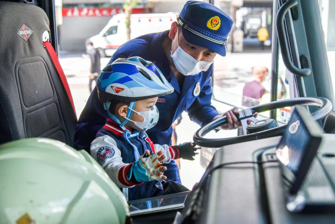 东城区全民国家安全教育日主题活动现场“摆摊”答疑，国家安全知识来了解一下～