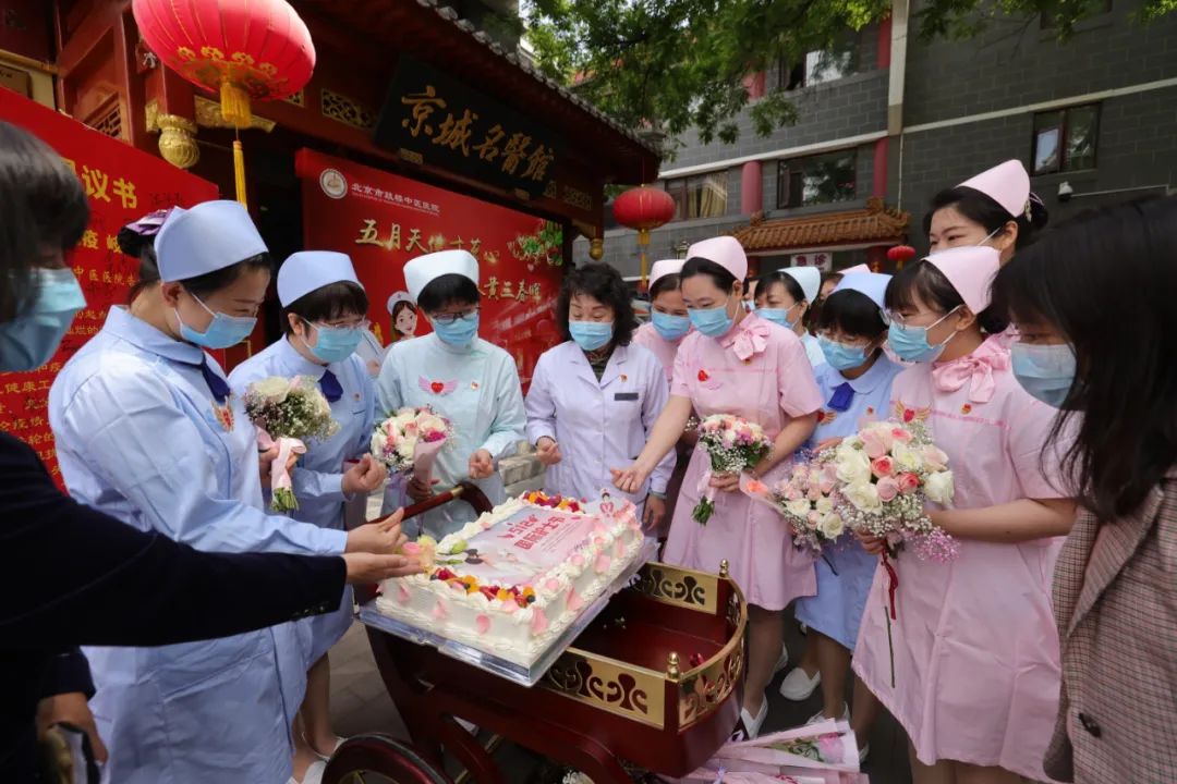 “抗疫天使”一线过节