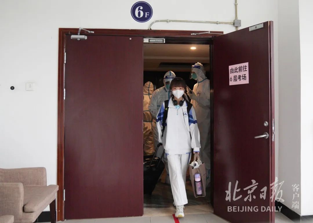 直击丰台封控考点！她走出考点，工作人员报以热烈掌声